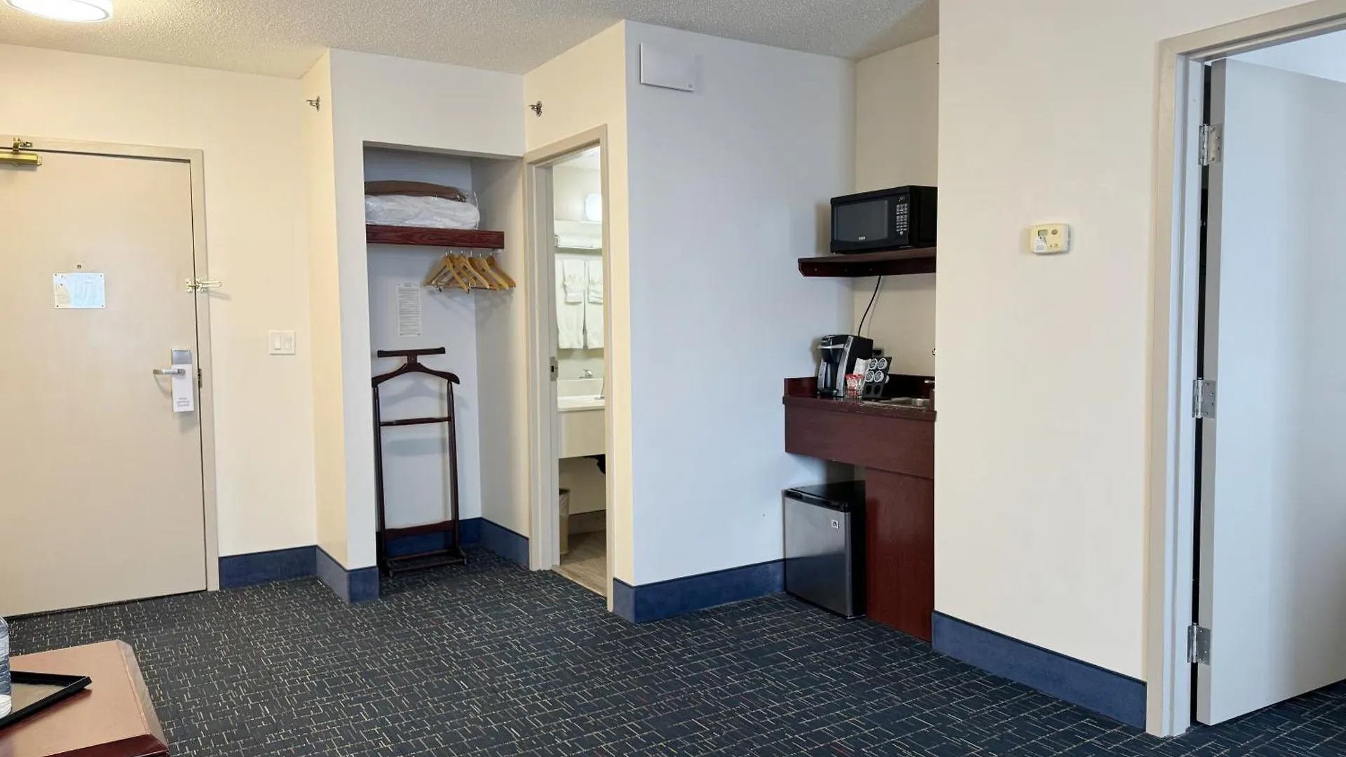 Divya Sutra Plaza And Conference Centre Calgary Airport Hotel