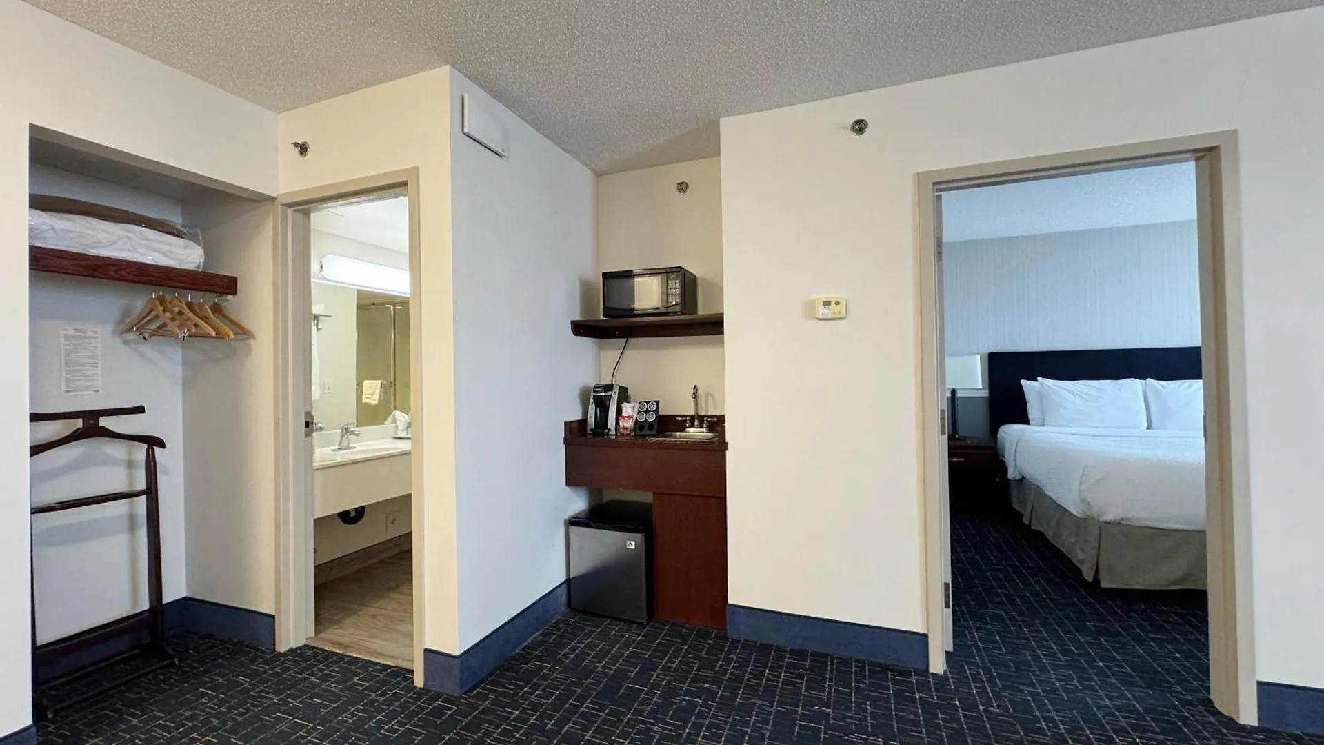 Divya Sutra Plaza And Conference Centre Calgary Airport Hotel