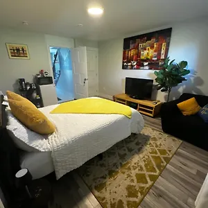 https://stay-with-precious.halifax-hotels.org