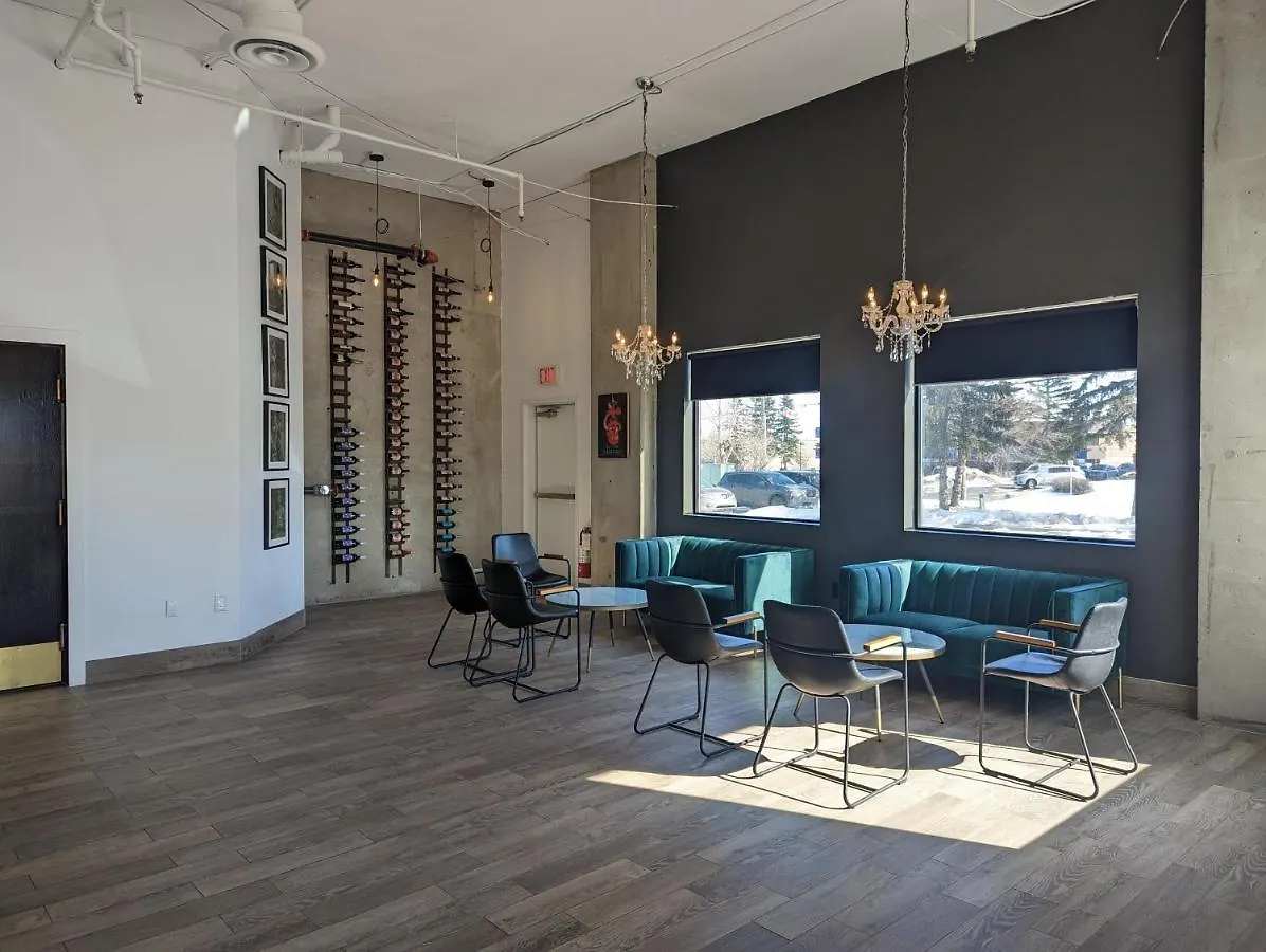 Отель Divya Sutra Plaza And Conference Centre Calgary Airport