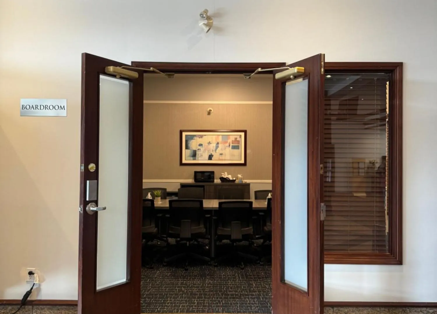 Отель Divya Sutra Plaza And Conference Centre Calgary Airport 3*,