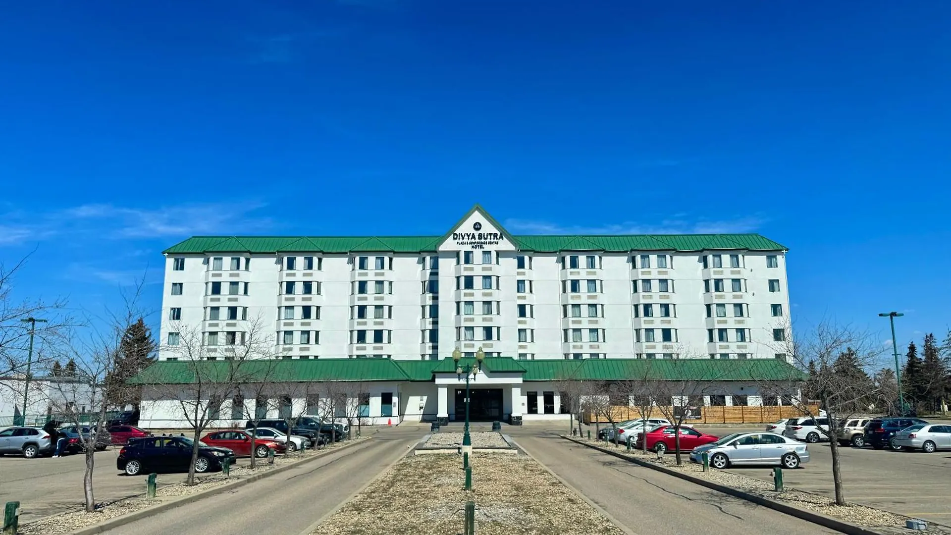 Отель Divya Sutra Plaza And Conference Centre Calgary Airport