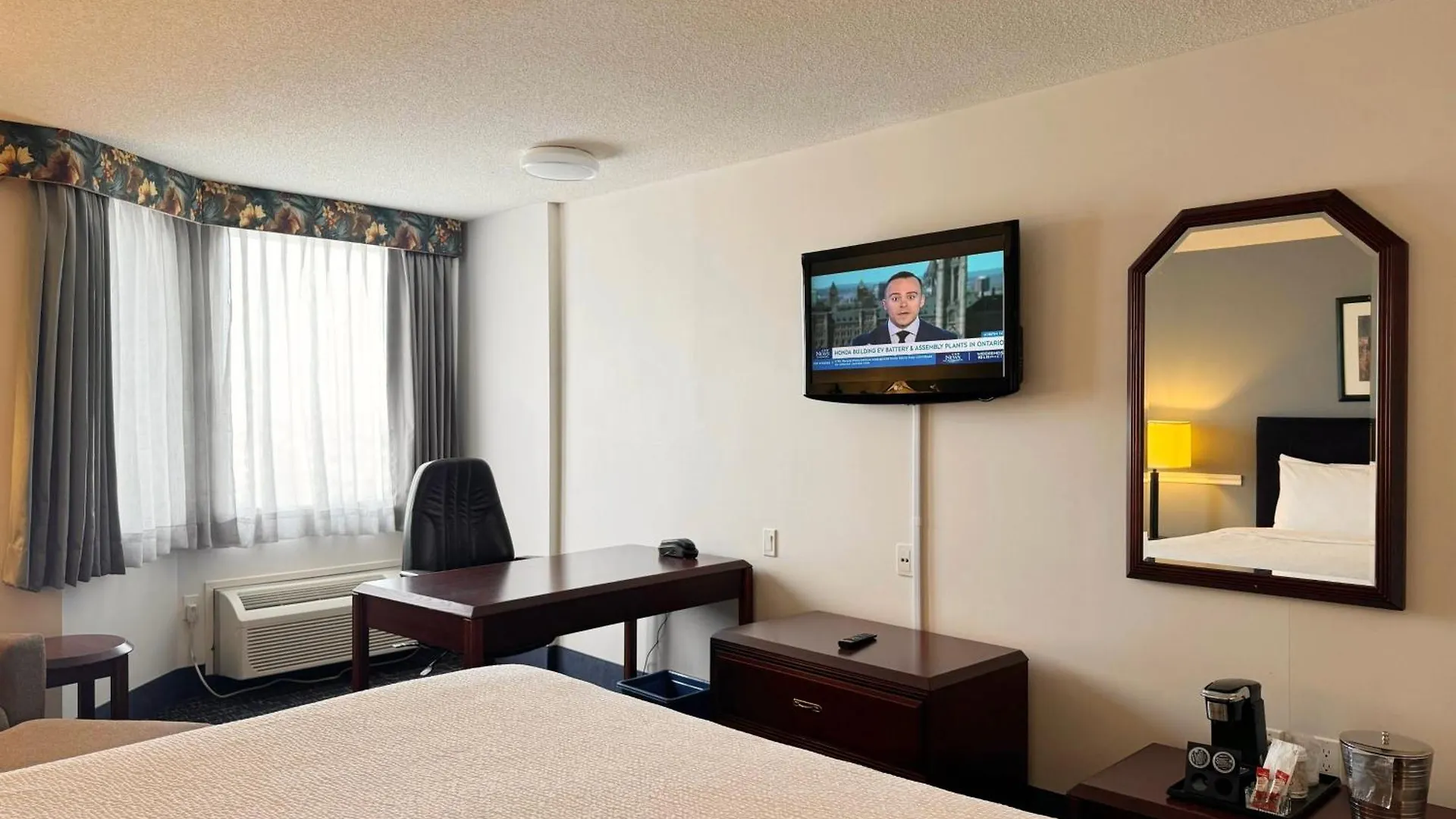 Отель Divya Sutra Plaza And Conference Centre Calgary Airport