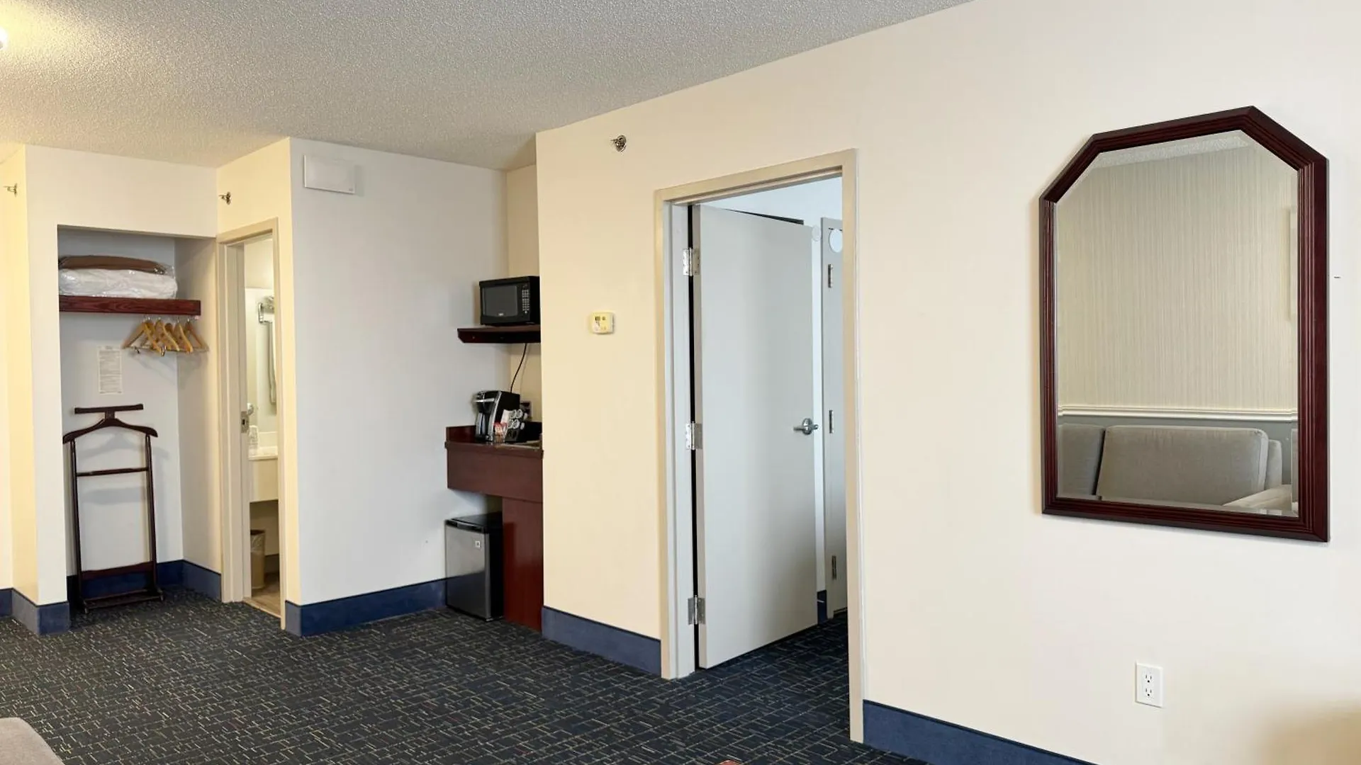 Отель Divya Sutra Plaza And Conference Centre Calgary Airport