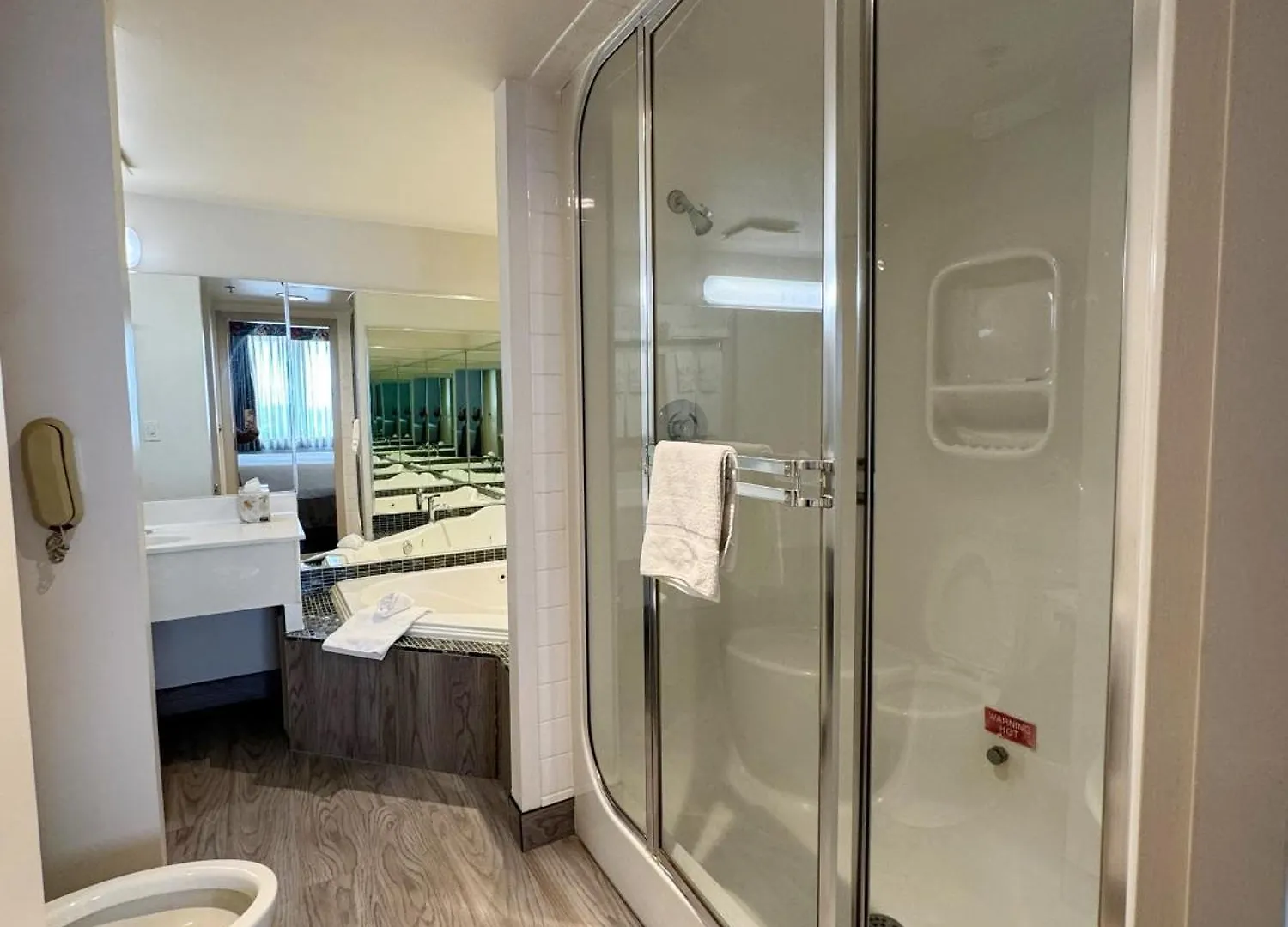 Отель Divya Sutra Plaza And Conference Centre Calgary Airport