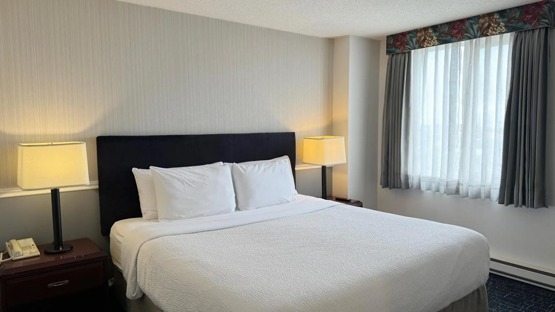 Отель Divya Sutra Plaza And Conference Centre Calgary Airport