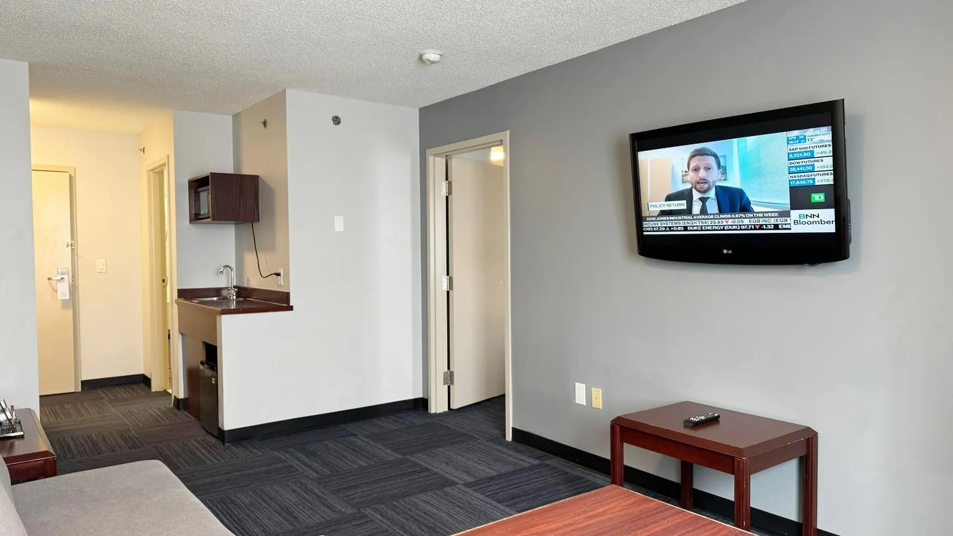 Отель Divya Sutra Plaza And Conference Centre Calgary Airport