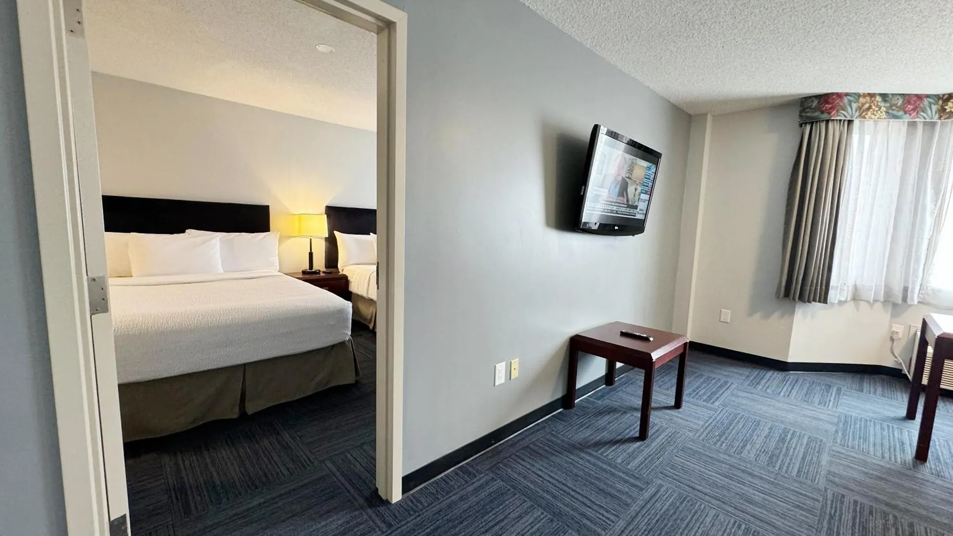 Отель Divya Sutra Plaza And Conference Centre Calgary Airport