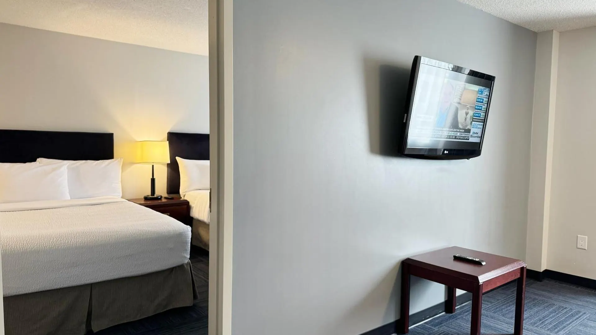 Отель Divya Sutra Plaza And Conference Centre Calgary Airport