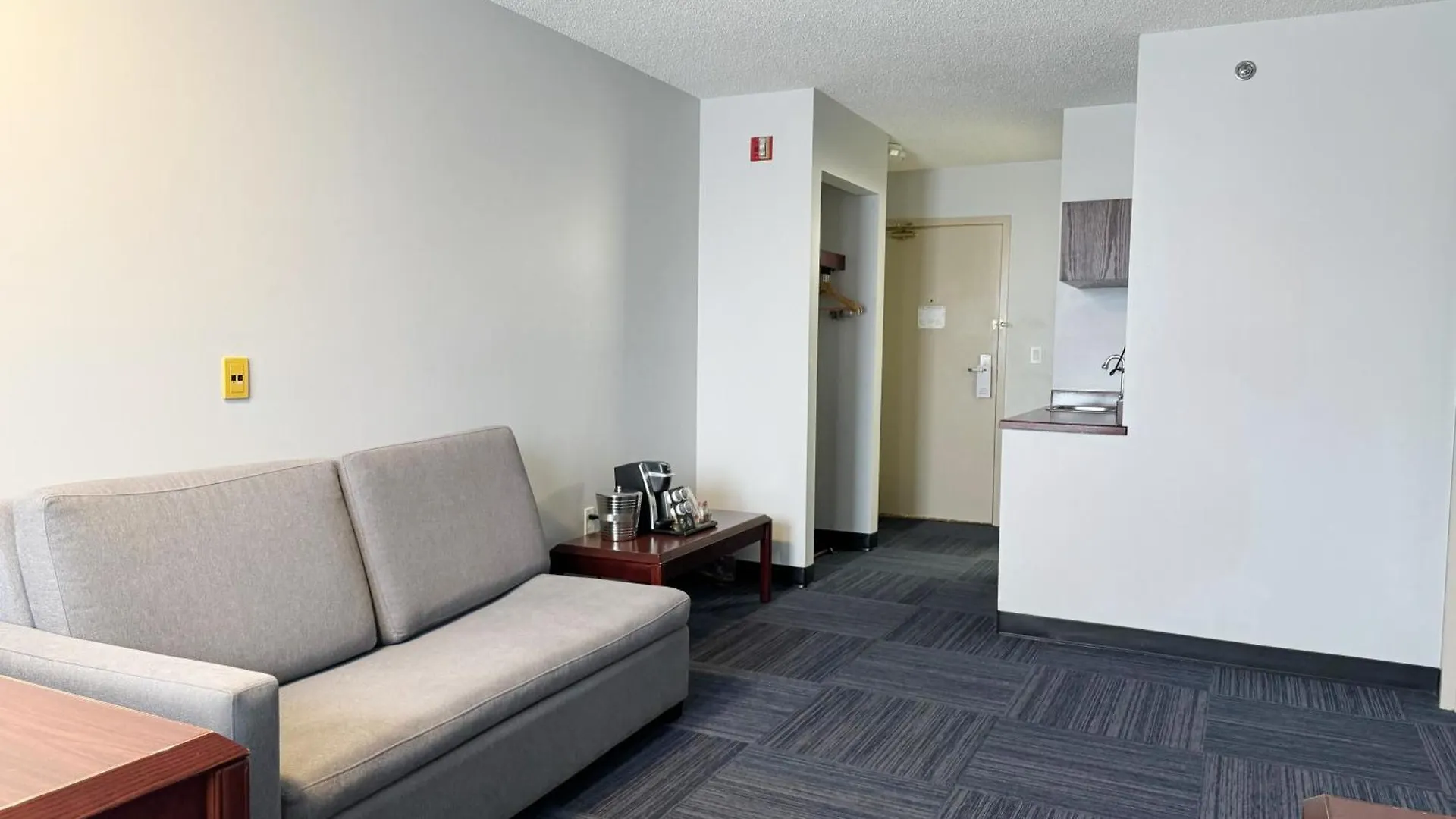 Отель Divya Sutra Plaza And Conference Centre Calgary Airport