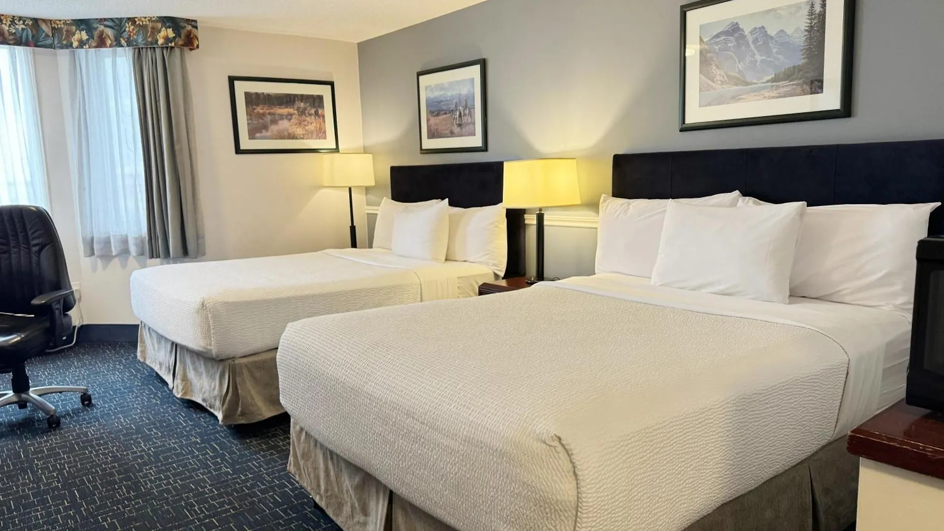 Отель Divya Sutra Plaza And Conference Centre Calgary Airport