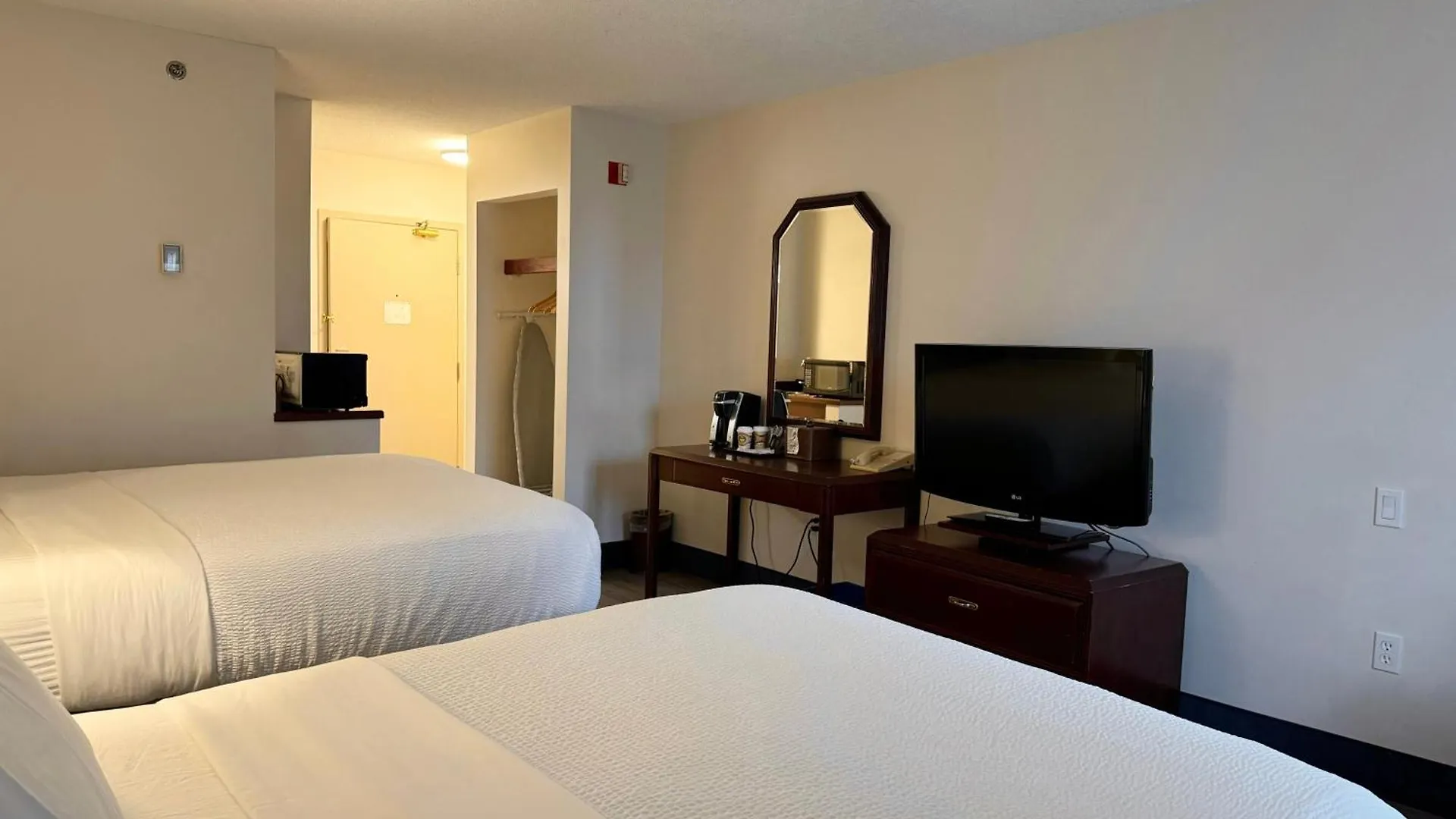 Отель Divya Sutra Plaza And Conference Centre Calgary Airport