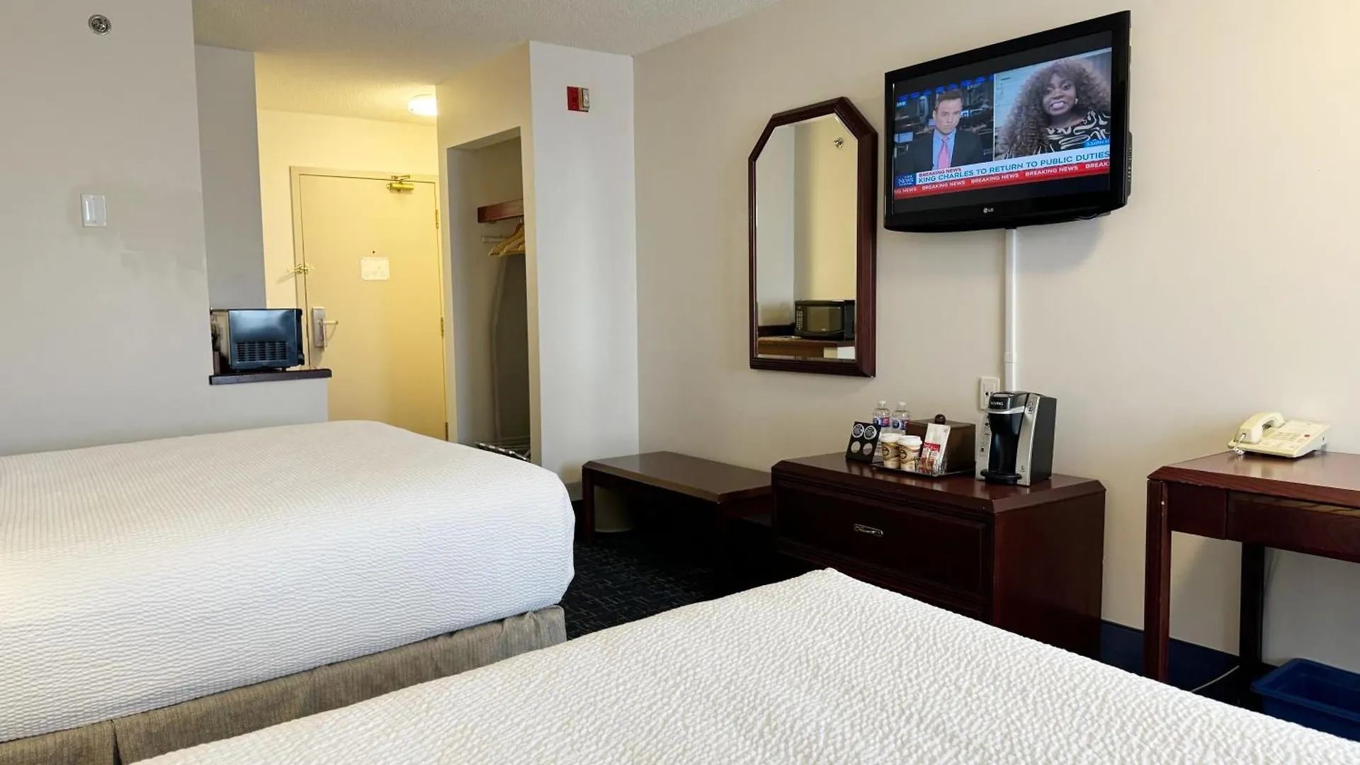 Отель Divya Sutra Plaza And Conference Centre Calgary Airport 3*,